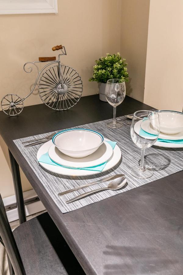Newly Renovated - Cozy 1Br Apt With Netflix - Prime Location Торонто Екстериор снимка